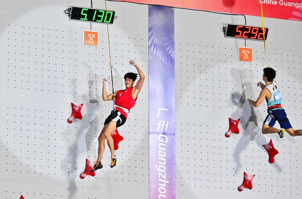 黑马逆袭!19岁重庆小将闪耀攀岩赛场 黑马逆袭!19岁重庆小将闪耀攀岩赛场
