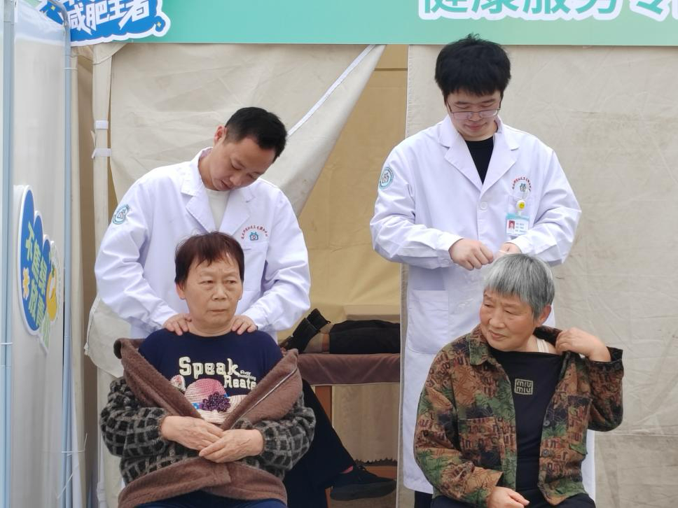 减脂餐品尝、拔罐艾灸免费体验 重庆健康集市“渝超”专场热闹开市 减脂餐品尝、拔罐艾灸免费体验 重庆健康集市“渝超”专场热闹开市