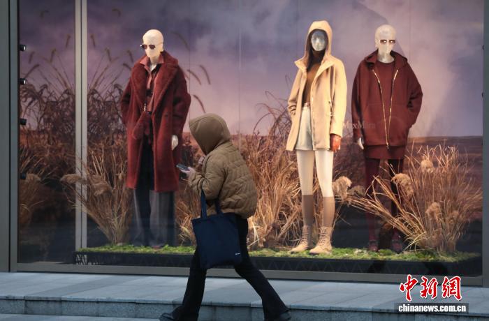 湖北武汉迎来大风降温天气