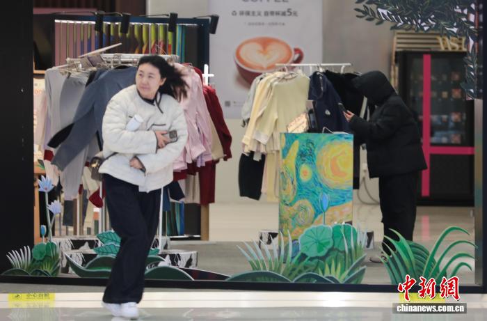 湖北武汉迎来大风降温天气