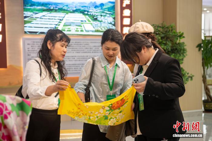 海外媒体人探访“桑蚕之乡” 了解桑蚕产业变迁