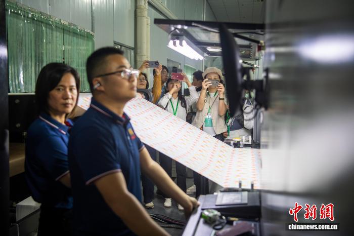 海外媒体人探访“桑蚕之乡” 了解桑蚕产业变迁