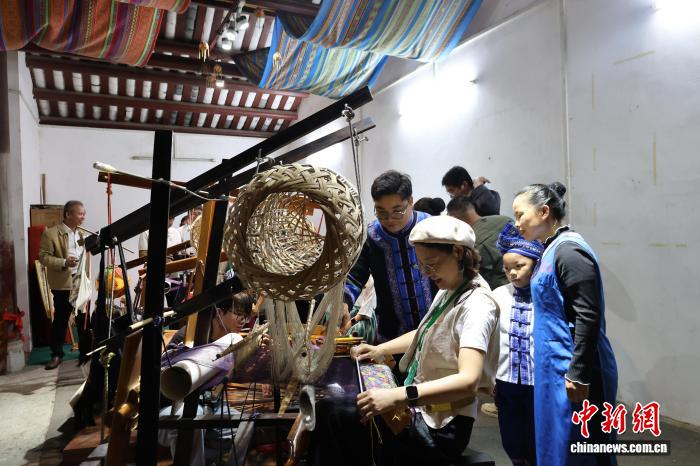 青年织锦人期盼广西壮锦“讲世界语”