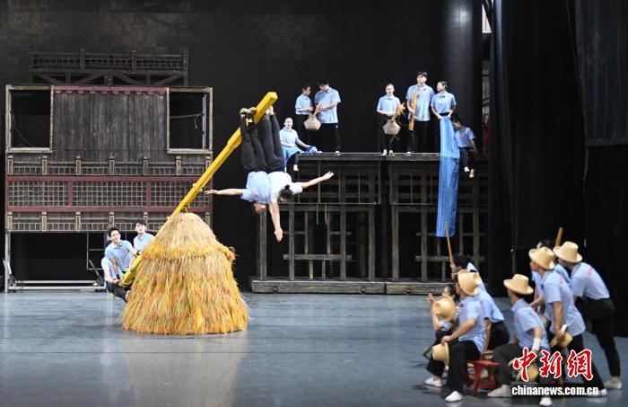 大型杂技剧《花瓦俍兵》首次联排 展现俍兵抗倭脉络