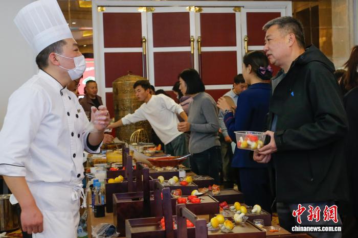 青海祁连:民众免费品尝“青海家宴”流水席 青海祁连:民众免费品尝“青海家宴”流水席