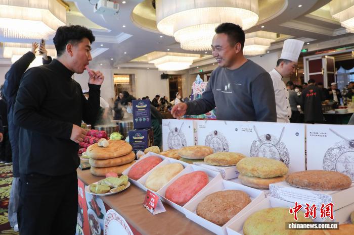 青海祁连:民众免费品尝“青海家宴”流水席