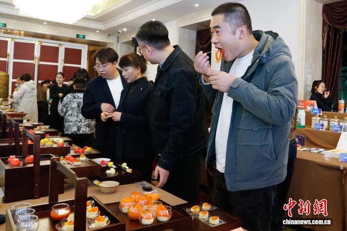 青海祁连:民众免费品尝“青海家宴”流水席