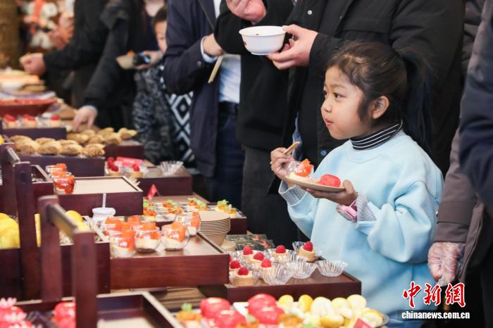 青海祁连:民众免费品尝“青海家宴”流水席