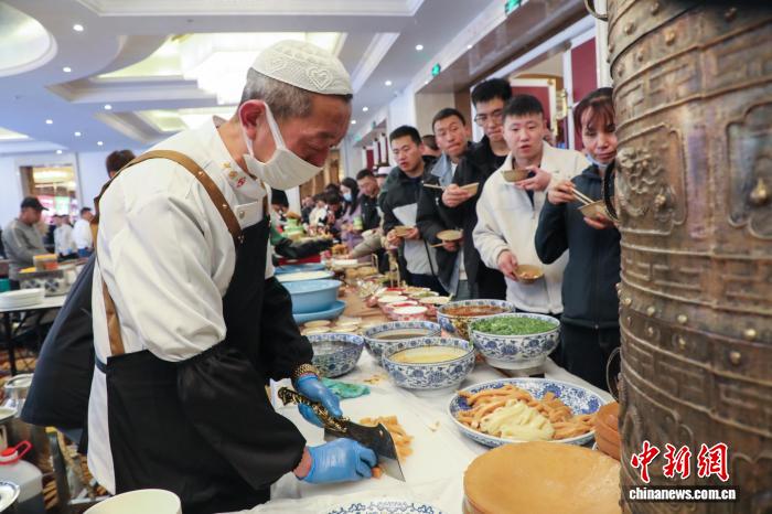 青海祁连:民众免费品尝“青海家宴”流水席