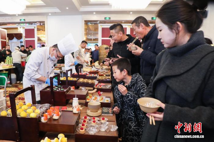 青海祁连:民众免费品尝“青海家宴”流水席