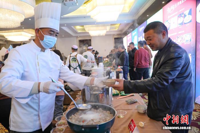 青海祁连:民众免费品尝“青海家宴”流水席