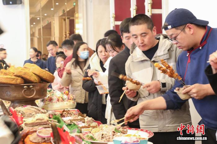 青海祁连:民众免费品尝“青海家宴”流水席