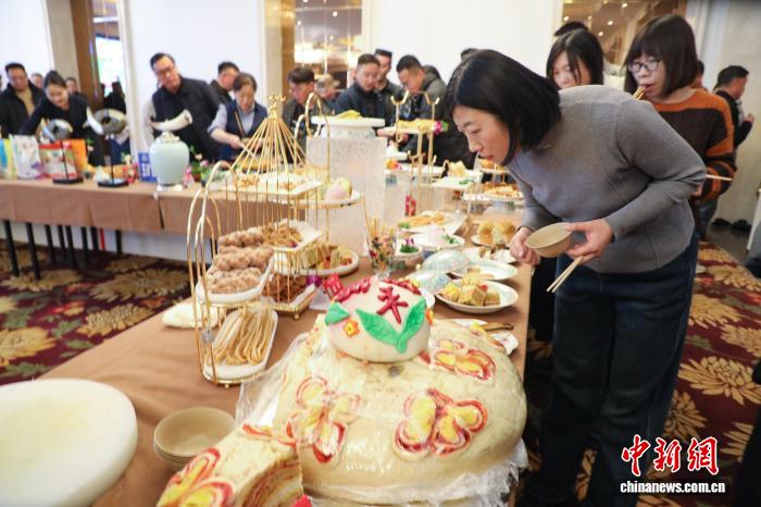 青海祁连:民众免费品尝“青海家宴”流水席