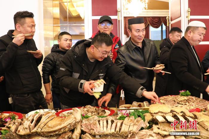 青海祁连:民众免费品尝“青海家宴”流水席