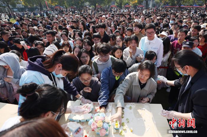 中国药科大学迎来89岁生日 校园美食节火热开启
