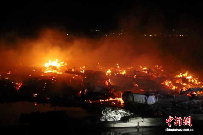 凌晨渔排突发大火 福建漳州海警成功处置