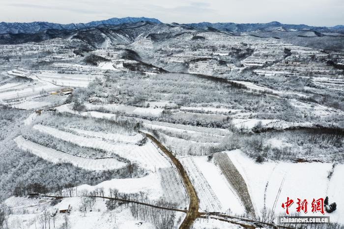 河南三门峡:雪落山峦绘丹青