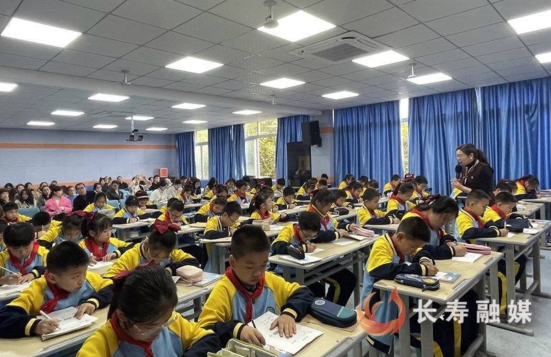 重庆市长寿区：量身定制培训“套餐” 长寿名师工作室赋能数学教师成长