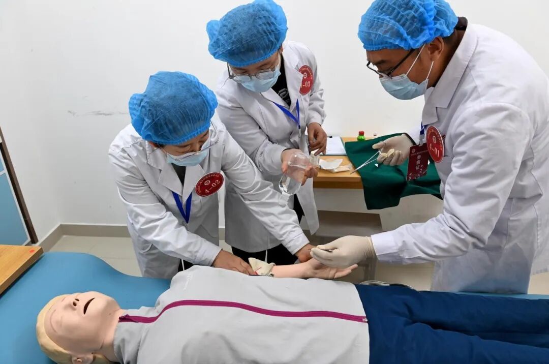 以赛促学强技能 筑牢基层健康线 自治区第二届乡村医生技能竞赛在我校举办