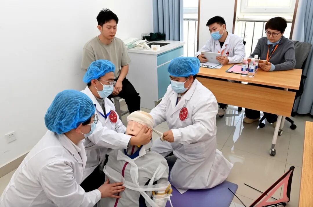 以赛促学强技能 筑牢基层健康线 自治区第二届乡村医生技能竞赛在我校举办