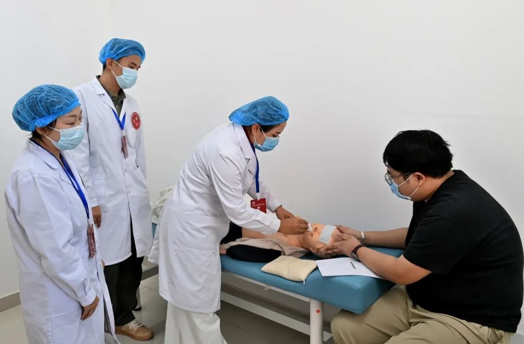 以赛促学强技能 筑牢基层健康线 自治区第二届乡村医生技能竞赛在我校举办