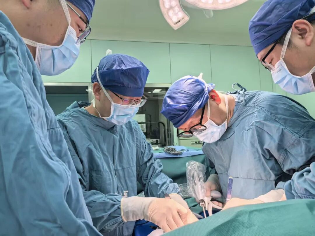 五斤肿瘤“霸占”腹腔，狭缝拆弹精准切除