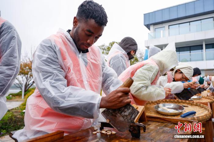 “洋学徒”深山辨百草:让世界读懂“本草密码”