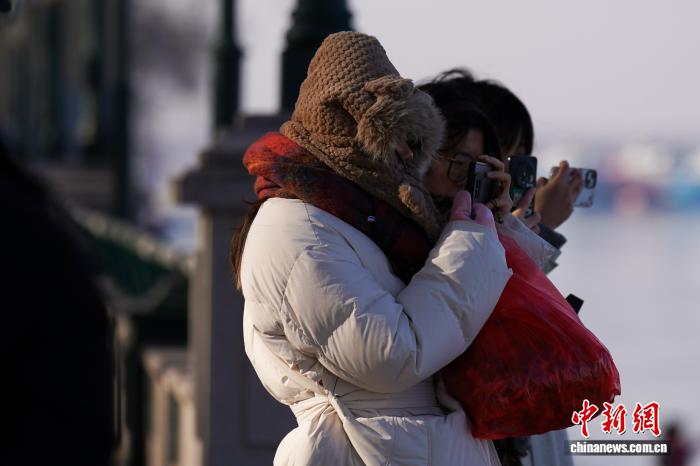 黑龙江哈尔滨气温持续走低 市民添衣出行