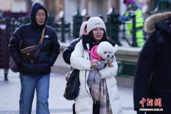 黑龙江哈尔滨气温持续走低 市民添衣出行