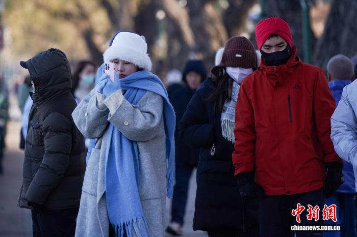 黑龙江哈尔滨气温持续走低 市民添衣出行