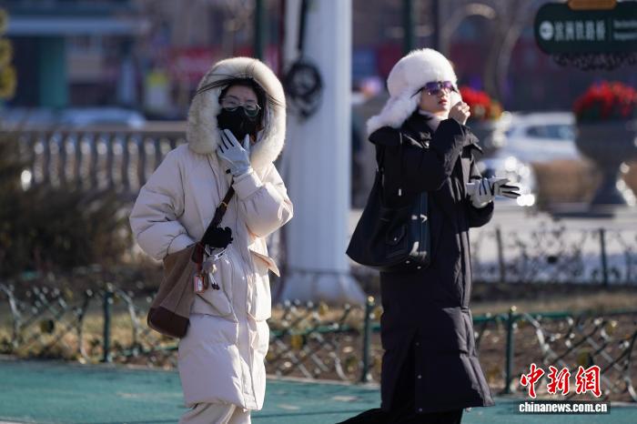 黑龙江哈尔滨气温持续走低 市民添衣出行