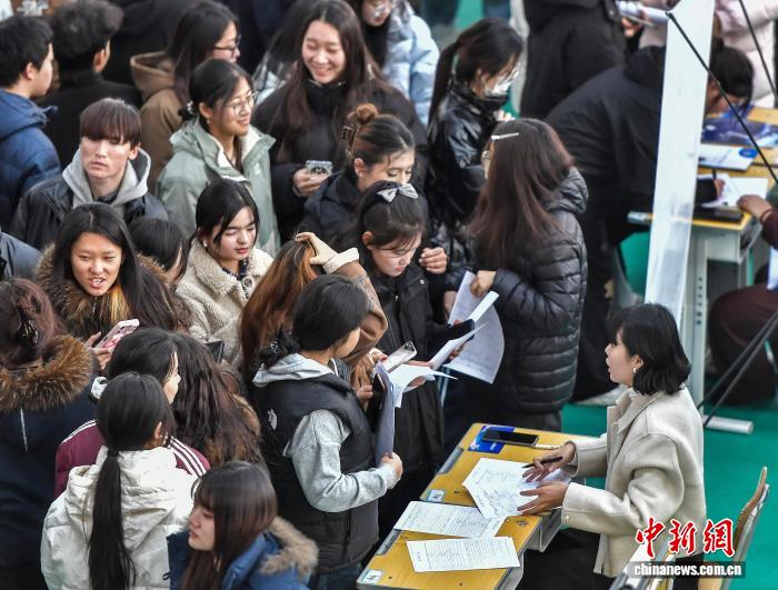 新疆高校举办校园招聘会