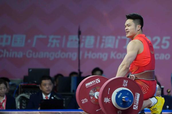 石智勇“吻别”举重台 坦言可能会转型成为教练员