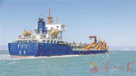 福建省湄洲湾港航道加快维护疏浚，激活港口发展新引擎。请看记者海上现场探访——打通巨轮通航“大动脉”