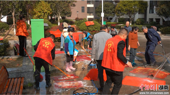 从“多头管”到“攥成拳” 湖南邵东小区物业治理“破圈” 邵东市“三报到四服务”机制让党员力量下沉。