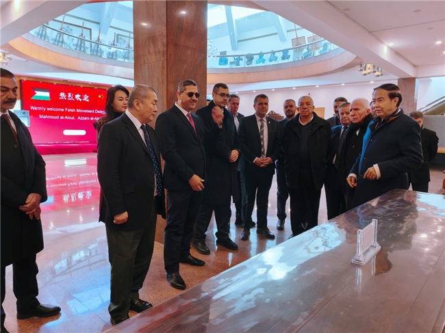 巴勒斯坦国法塔赫副主席一行参观袁熙坤艺术展