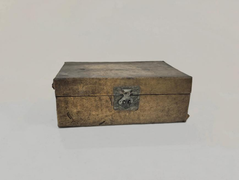 老皮箱、旧照片、功勋章……红岩博物馆三组捐赠品见证初心传承 老皮箱、旧照片、功勋章……红岩博物馆三组捐赠品见证初心传承