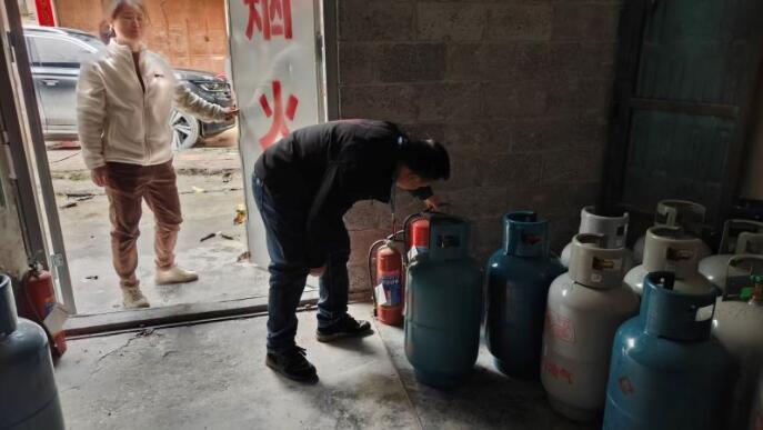 乐业消防发动基层力量紧盯“九小场所”消防隐患