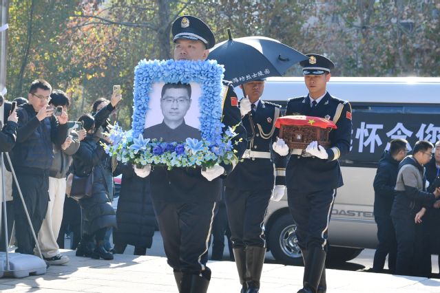 痛别英雄!张军桥烈士安葬仪式举行