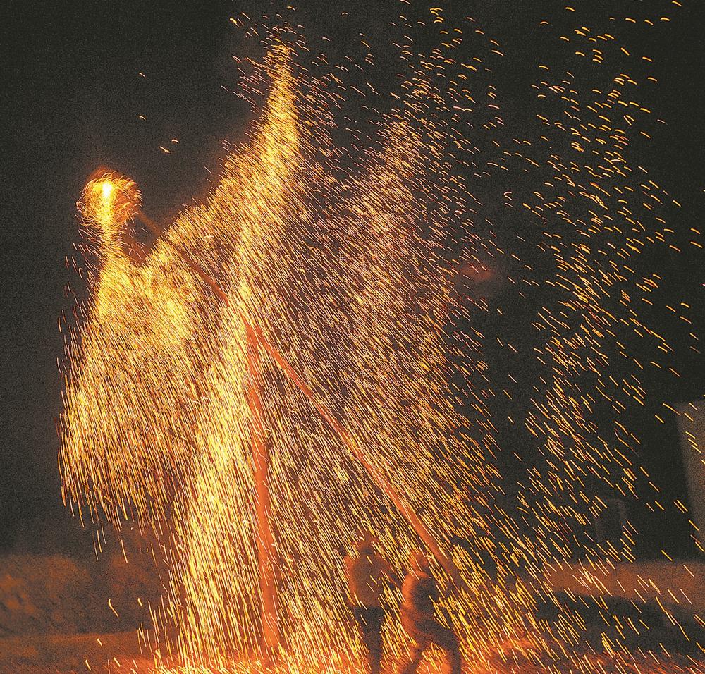 福建省屏南县：“火凤凰”点燃畲村夜空