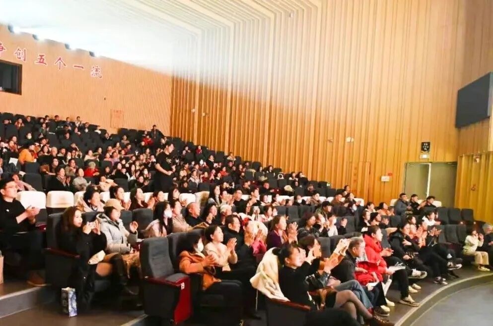 新疆艺术学院话剧《昆仑之子》在新疆文化馆上演