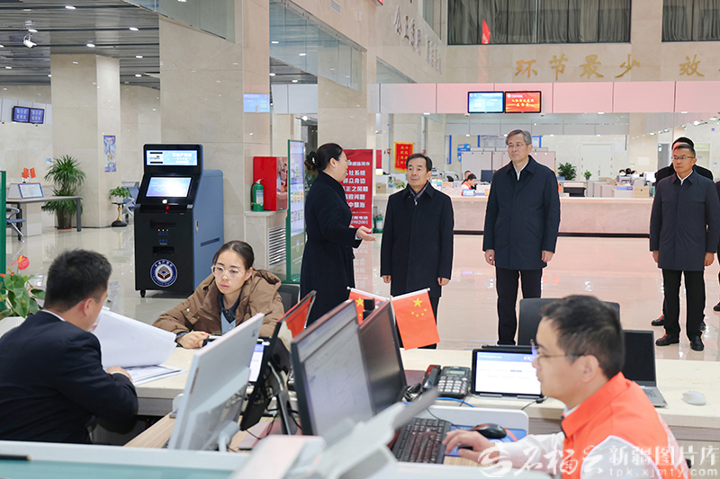 陈小江在兵团石河子市胡杨河市调研