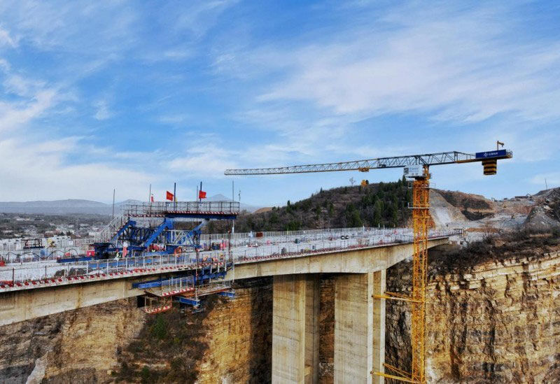 中交二公局河南郑洛高速2标项目庙路河大桥连续刚构全幅顺利合龙