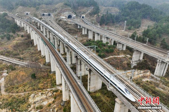 “地无三里平”的贵州何以变“平”?