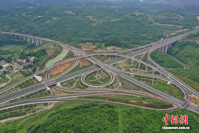 “地无三里平”的贵州何以变“平”?