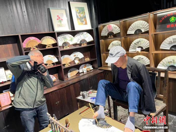 无臂书画家归晓峰：以脚执笔绘大爱 公益之路暖人心