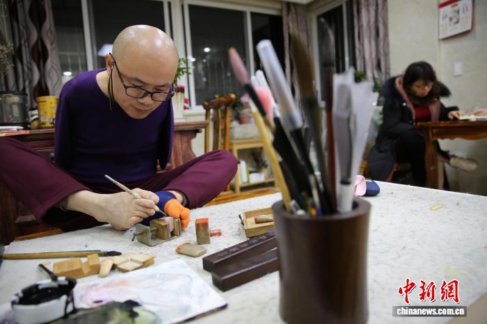 无臂书画家归晓峰：以脚执笔绘大爱 公益之路暖人心