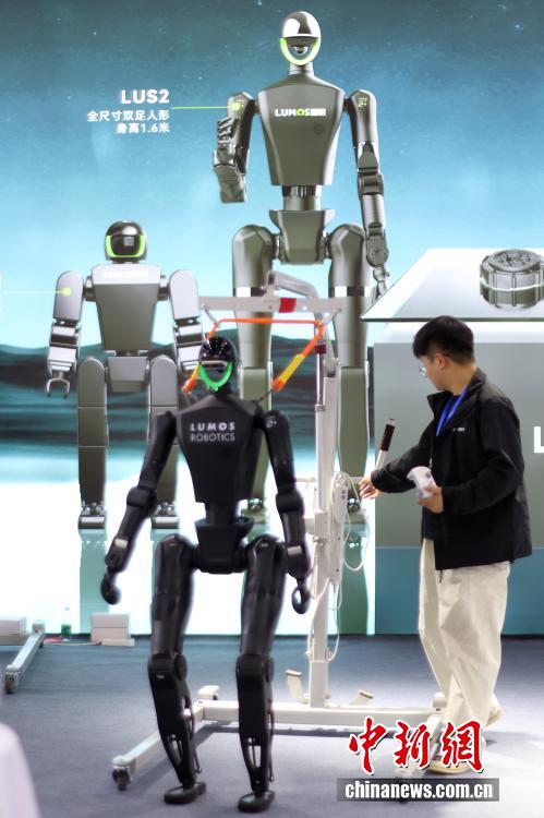 2025世界智能制造博览会在南京开展 机器人“扎堆”亮相展绝活