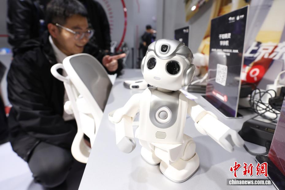 2025世界智能制造博览会在南京开展 机器人“扎堆”亮相展绝活