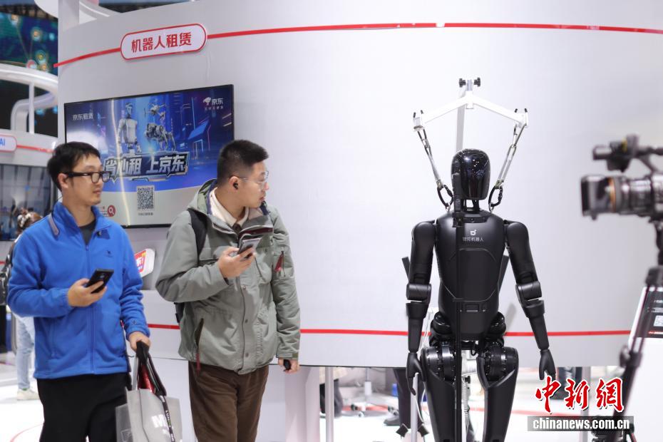 2025世界智能制造博览会在南京开展 机器人“扎堆”亮相展绝活